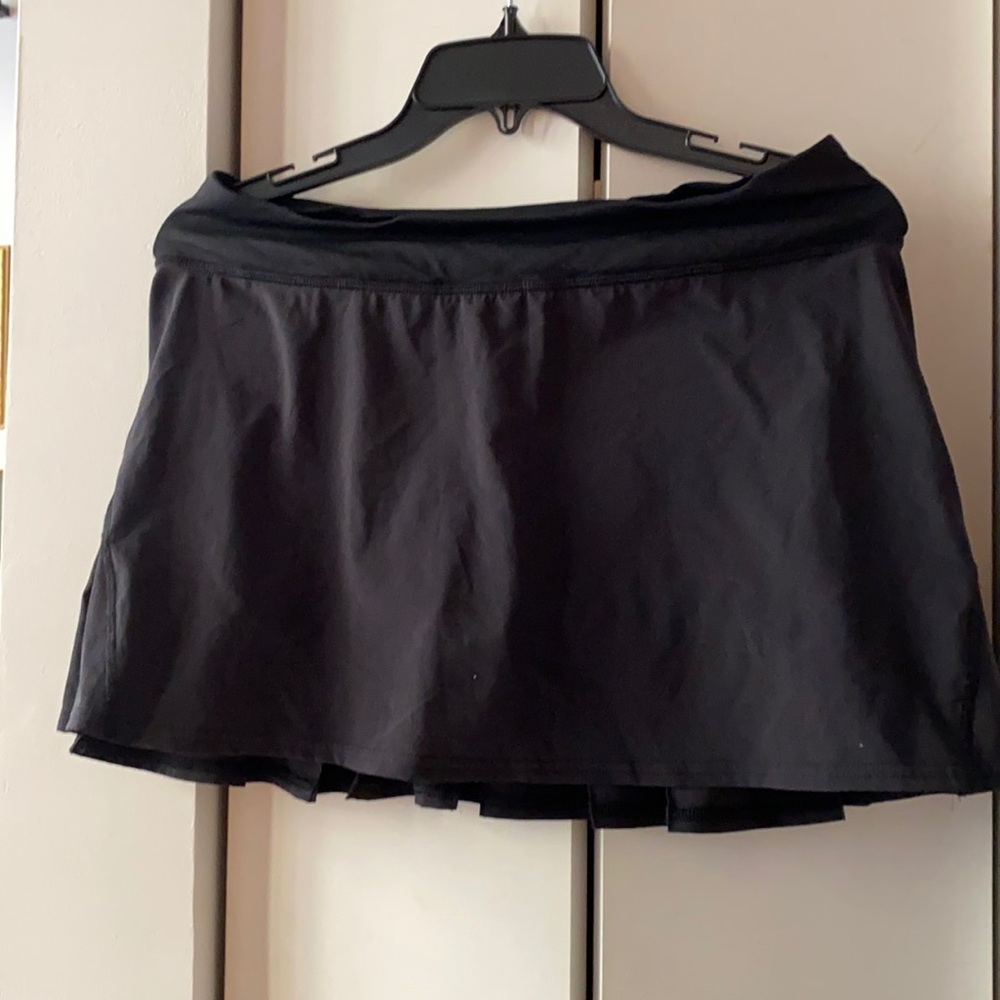 Lulu black tennis skirt, back zip pocket, ball pocket in shorts. Never worn!